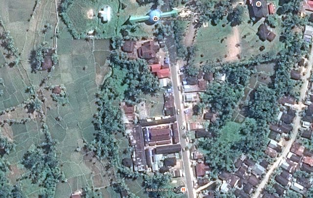 Helemaal boven het huidige Equator-monument, in het midden, met de kleine marker, de correcte aanduiding volgens Google.