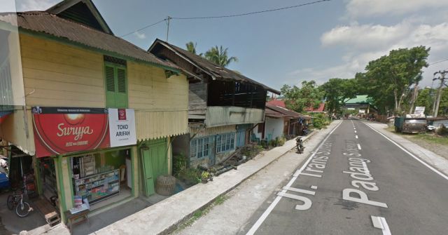 De hoofdweg van Bonjol, ter hoogte van het punt waar volgens GE de evenaar zou moeten liggen. Op de achtergrond nog juist zichtbaar het huidige monument. 