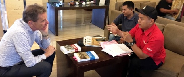 Gert Oostindie talks with interested students