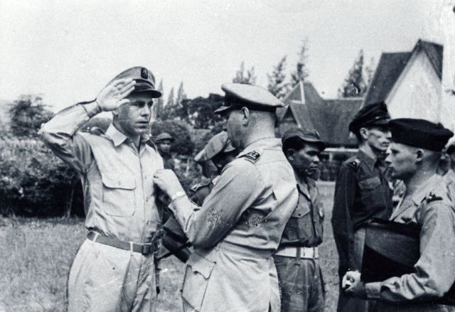 Generaal Spoor geeft kruis van verdienste aan KNIL-militairen, 1947 (foto: Hollandse Hoogte)