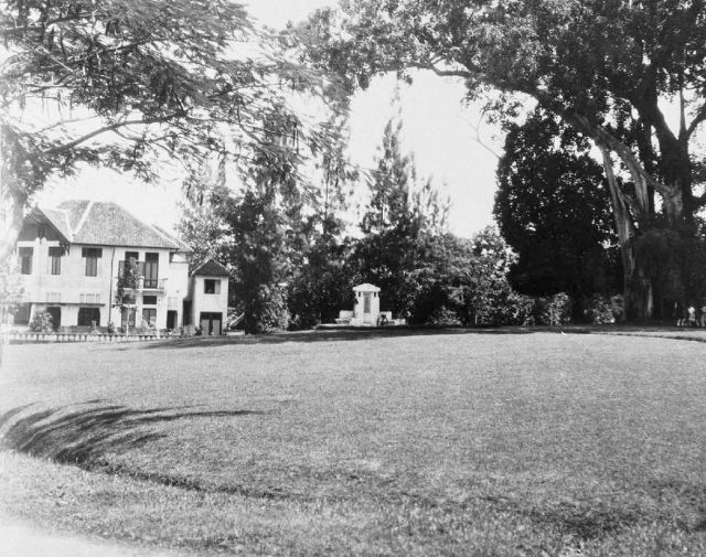 Het Hussni-monument, op het mooiste plekje van Soerabaja