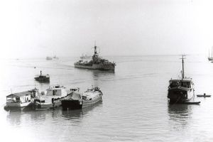 De Tjerk Hiddes, hier in 1947 in de haven van Tandjoeng Priok