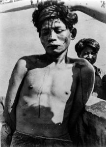 De openbare executie van een Indonesische communist in Magetan, 1948. Hij werd van een verhoging gegooid waarna de bevolking hem met messen doodde. (DLC)