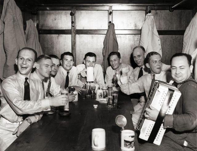 Vergaderende ambtenaren Binnenlands Bestuur, ca. 1940