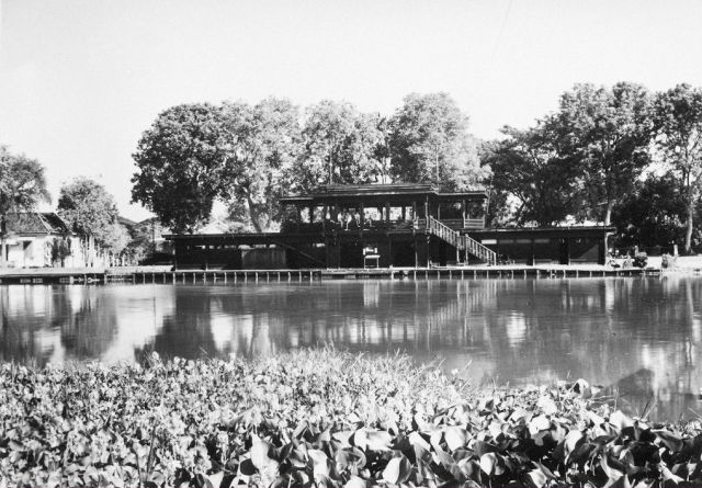 Het clubhuis, gezien vanaf de overkant