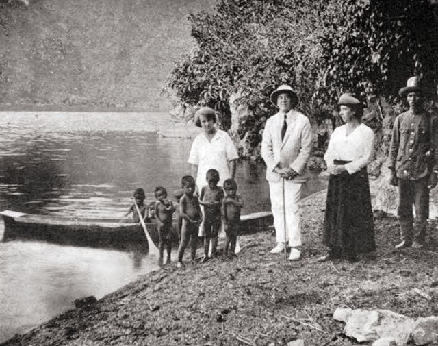 Louis Couperus met gezelschap aan de oever van het Tobameer