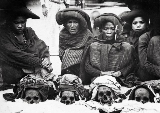 Groepsportret familie van Sibayak Pa Mbelgah in Kabandjahe met de schedels van hun voorouders voor zich (TM)