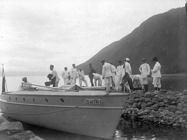 Bestuursambtenaren bij de motorboot Dairi op het Toba-meer te Silalahi, 1915 (kitlv)