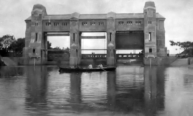 De sluizen van Wonokromo, 1921