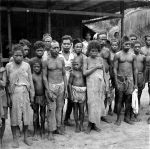 Bewoners van een dorp op Nieuw-Guinea,&nbsp;1944